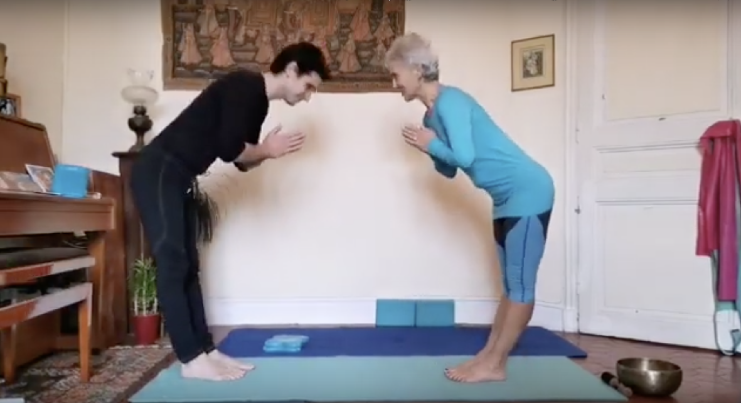 Yoga Samuel et Amrita se saluent avant la pratique