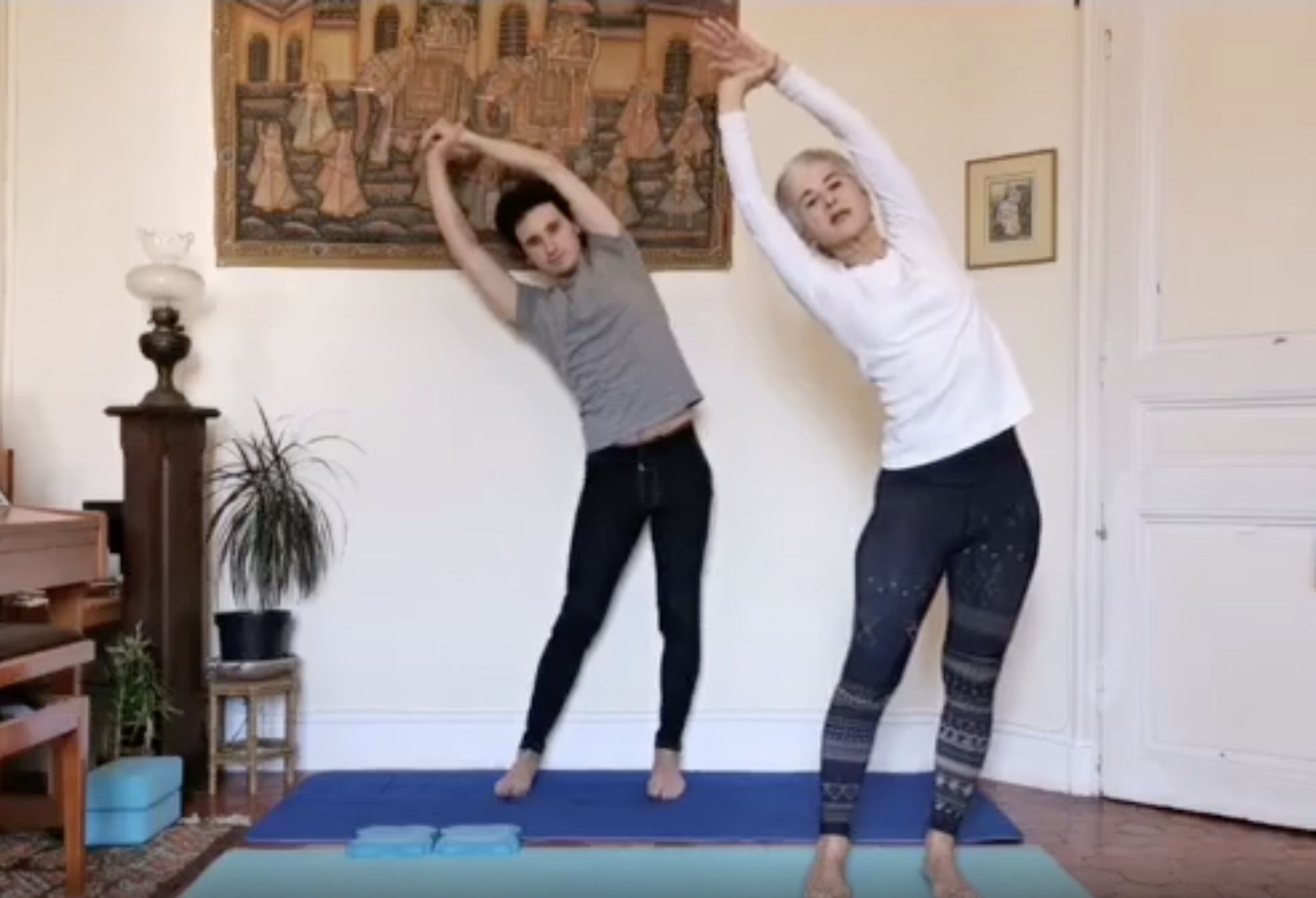 Yoga posture de la demi lune